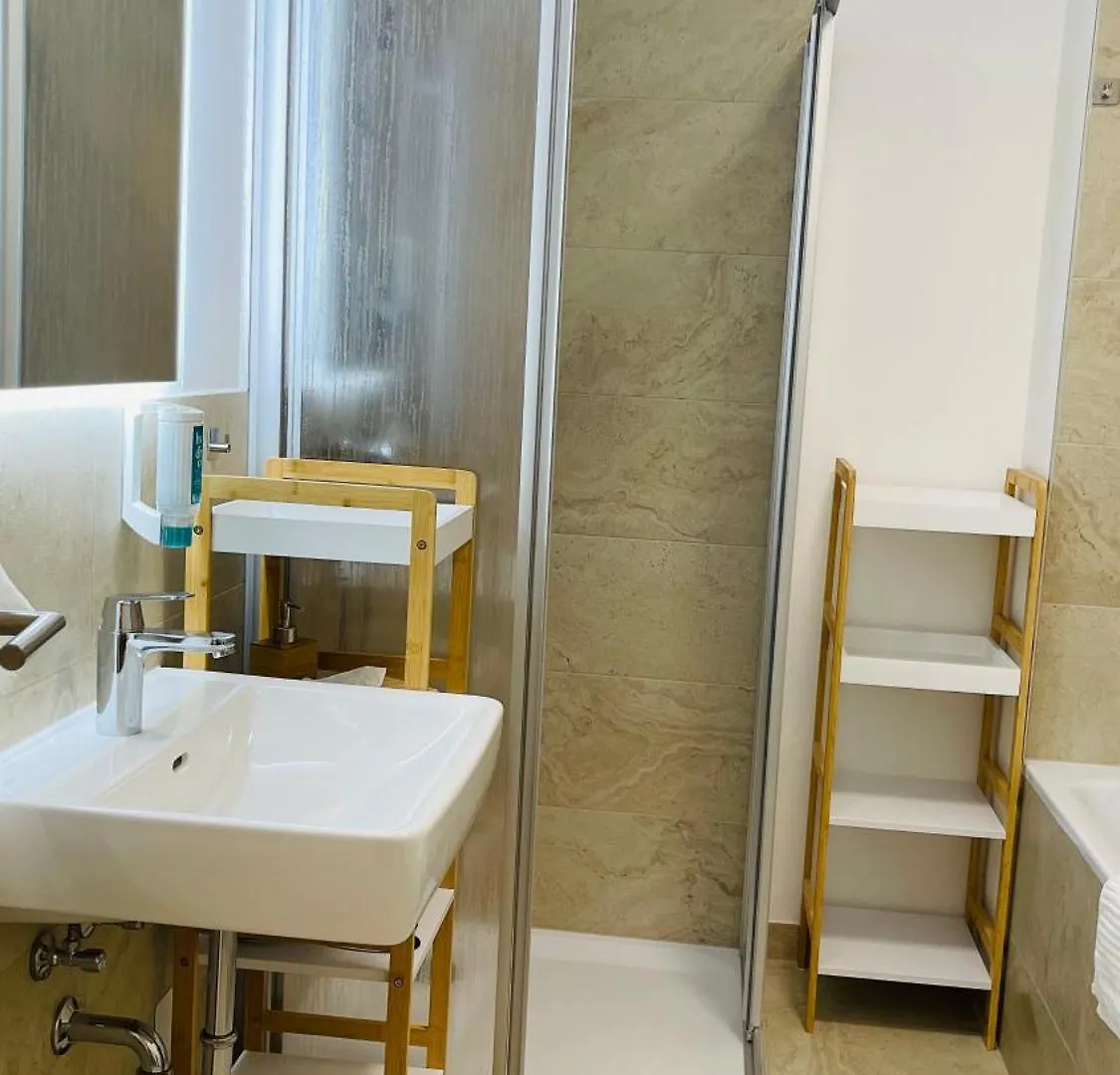 Spacious Penthouse Apartment - 4 Rooms For Up To 10 Guests - Contactless Check-In ウィーン 0*,  オーストリア